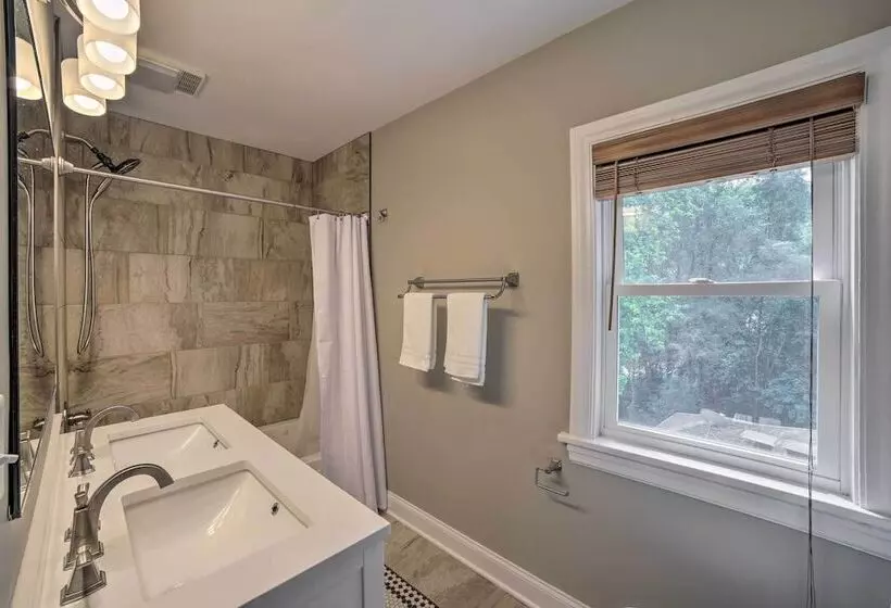 Pet Friendly Lake Getaway: 1 Block To Beach!