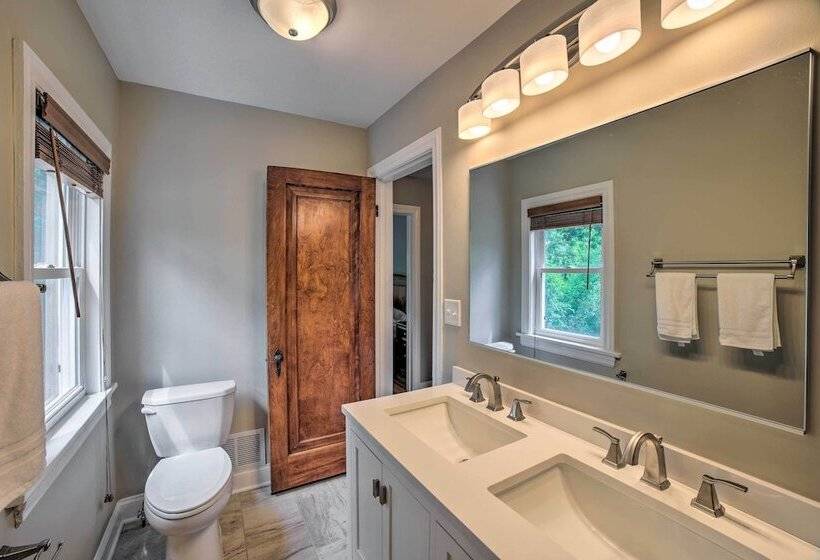 Pet Friendly Lake Getaway: 1 Block To Beach!