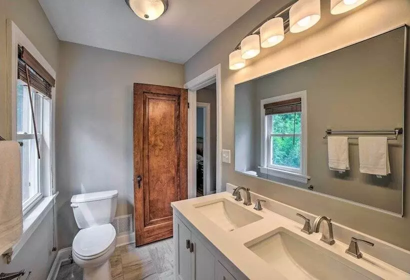 Pet Friendly Lake Getaway: 1 Block To Beach!