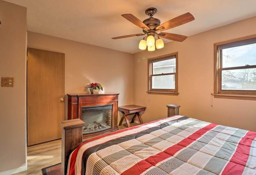 3 Mi To Kalahari: Pocono Mountain Home W/ Fire Pit