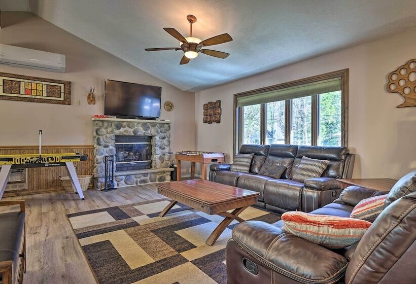 3 Mi To Kalahari: Pocono Mountain Home W/ Fire Pit