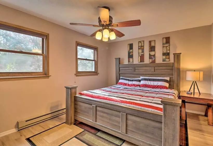 3 Mi To Kalahari: Pocono Mountain Home W/ Fire Pit
