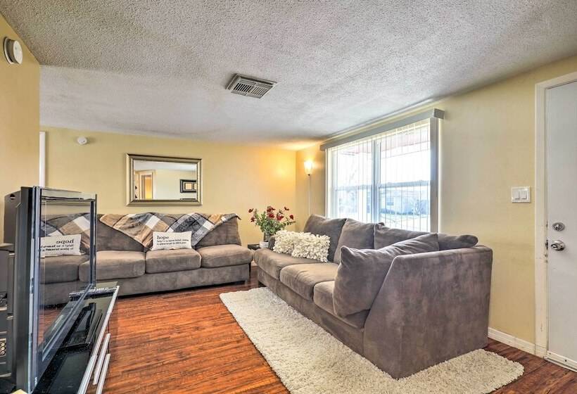 Family Home W/ Lanai & Yard In Port Richey!