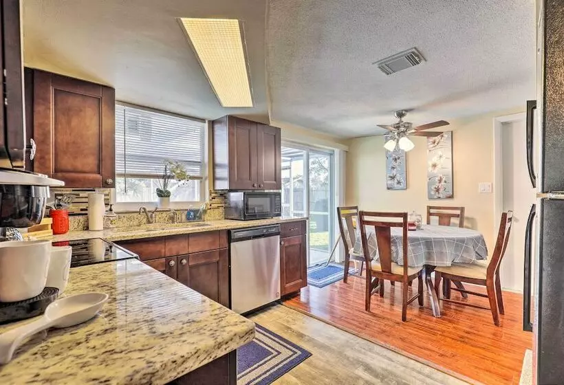 Family Home W/ Lanai & Yard In Port Richey!