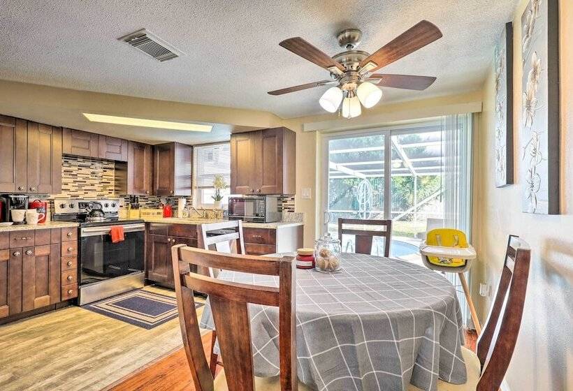 Family Home W/ Lanai & Yard In Port Richey!