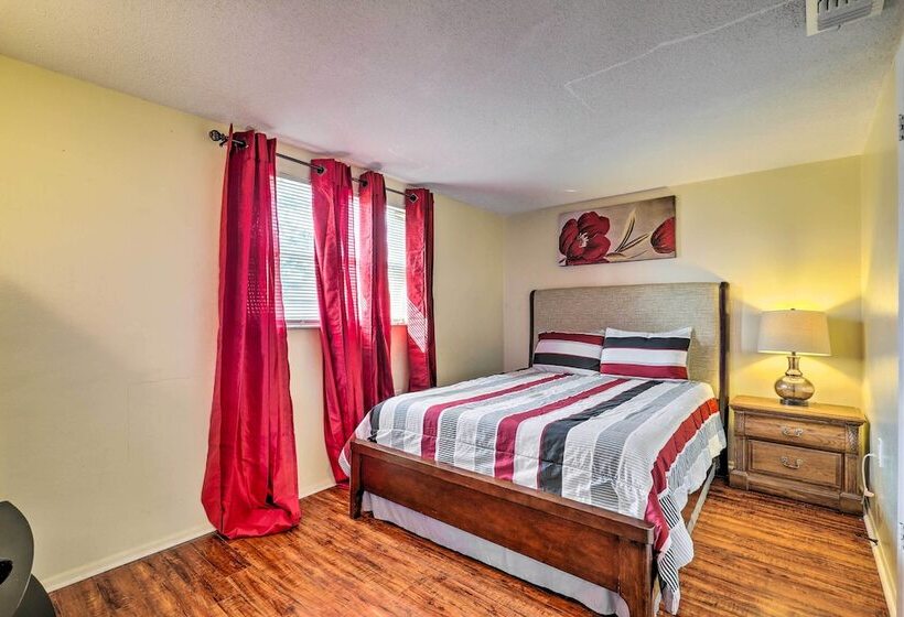 Family Home W/ Lanai & Yard In Port Richey!