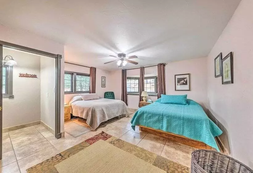 Casa Ruidoso Cabin: Hot Tub, Views & Pool Table!