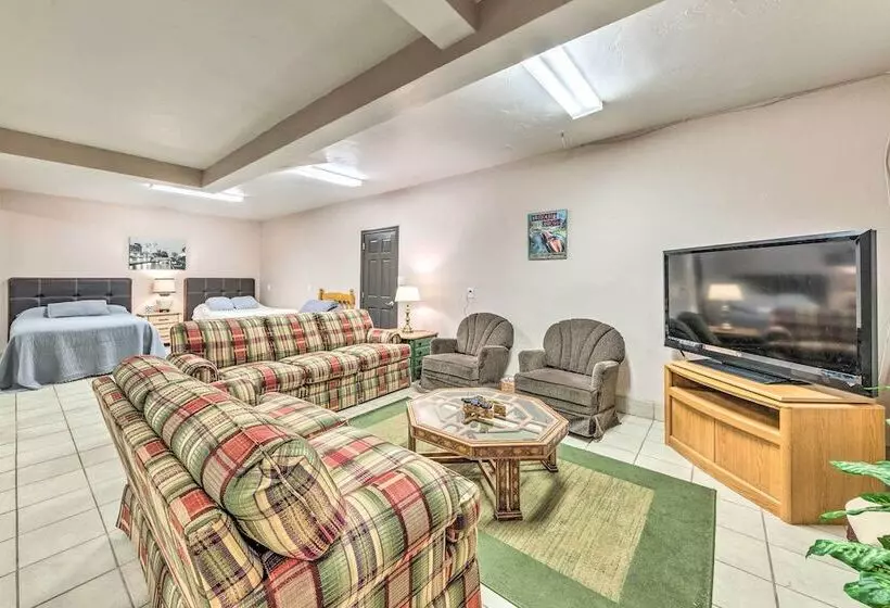 Casa Ruidoso Cabin: Hot Tub, Views & Pool Table!