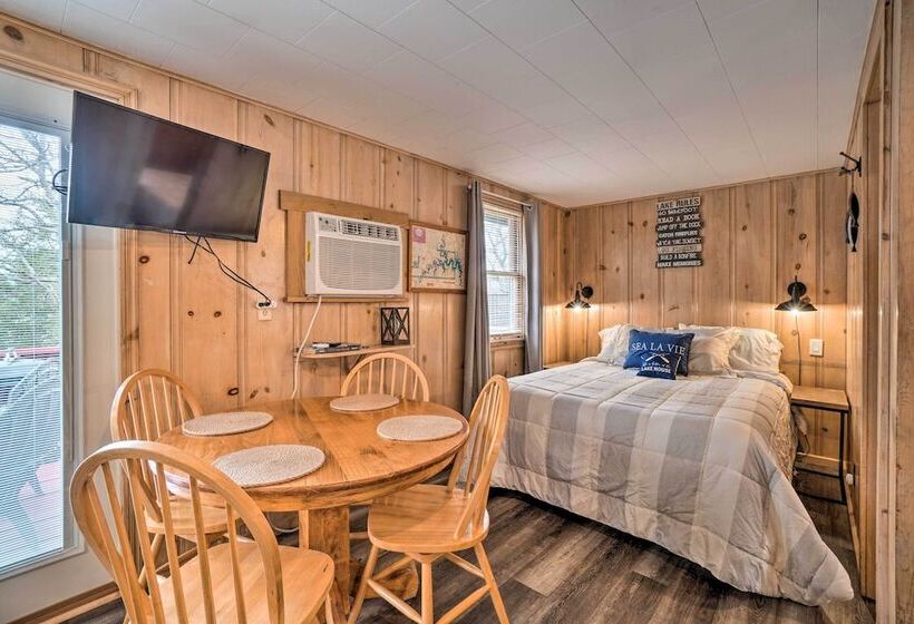 Quaint Table Rock Lake Hideout W/ Pool Access