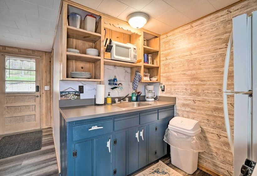 Quaint Table Rock Lake Hideout W/ Pool Access