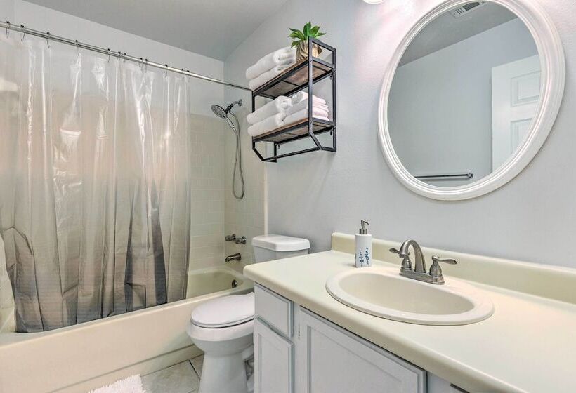 Single Story Home W/ Patio, 5 Mi To Beach!