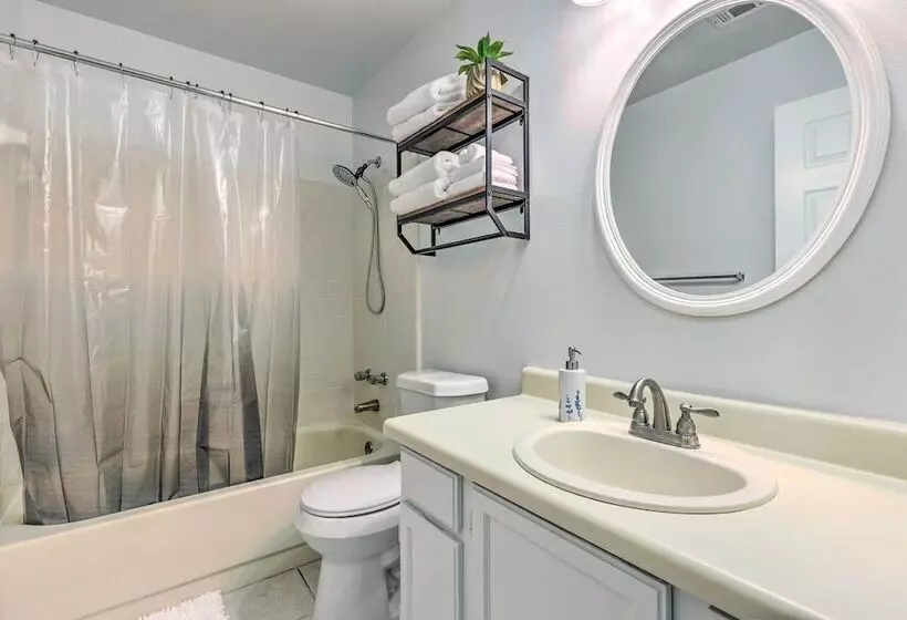 Single Story Home W/ Patio, 5 Mi To Beach!