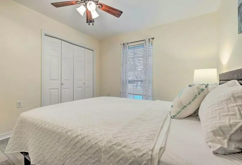 Single Story Home W/ Patio, 5 Mi To Beach!