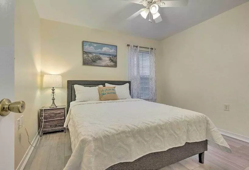 Single Story Home W/ Patio, 5 Mi To Beach!
