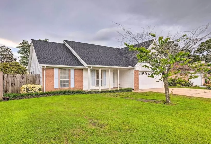 Single Story Home W/ Patio, 5 Mi To Beach!
