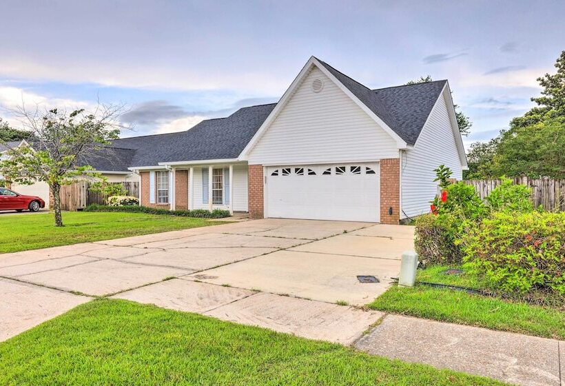 Single Story Home W/ Patio, 5 Mi To Beach!