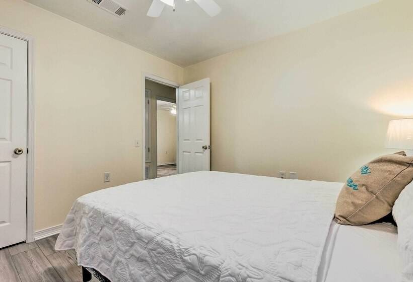 Single Story Home W/ Patio, 5 Mi To Beach!