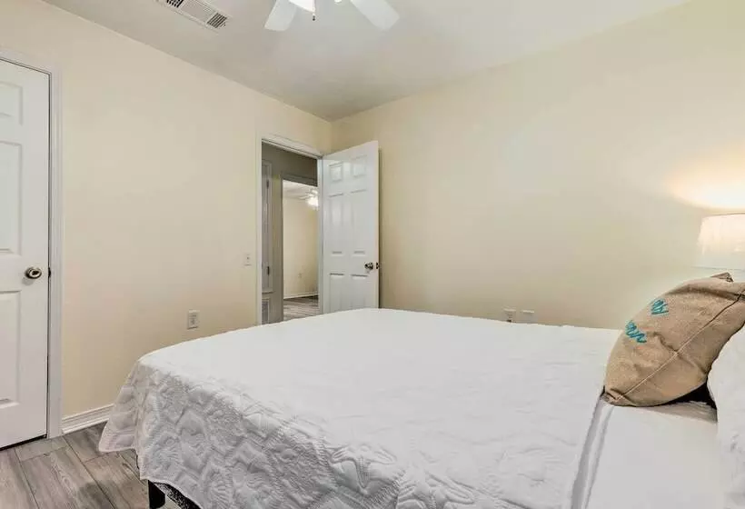 Single Story Home W/ Patio, 5 Mi To Beach!