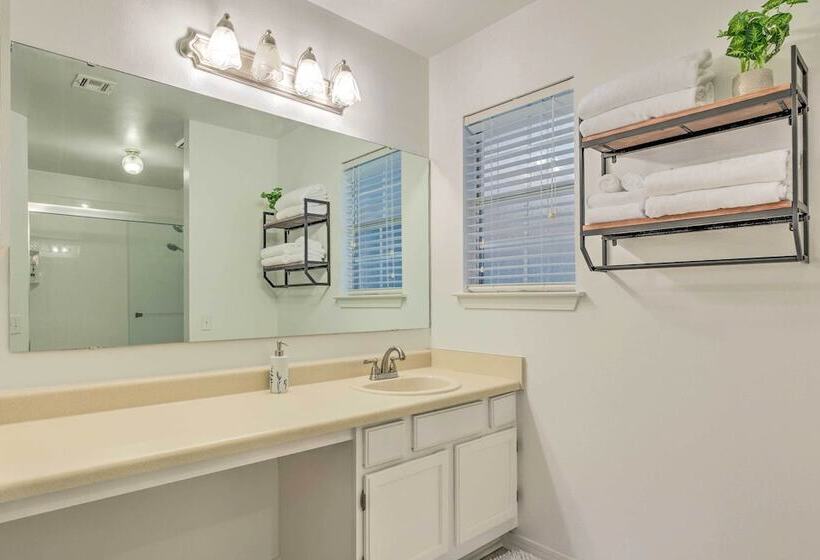 Single Story Home W/ Patio, 5 Mi To Beach!