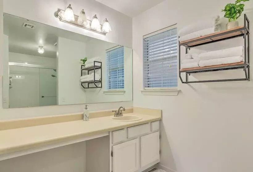 Single Story Home W/ Patio, 5 Mi To Beach!