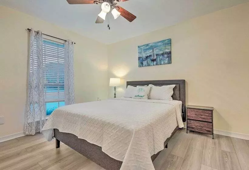 Single Story Home W/ Patio, 5 Mi To Beach!