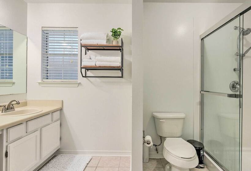 Single Story Home W/ Patio, 5 Mi To Beach!