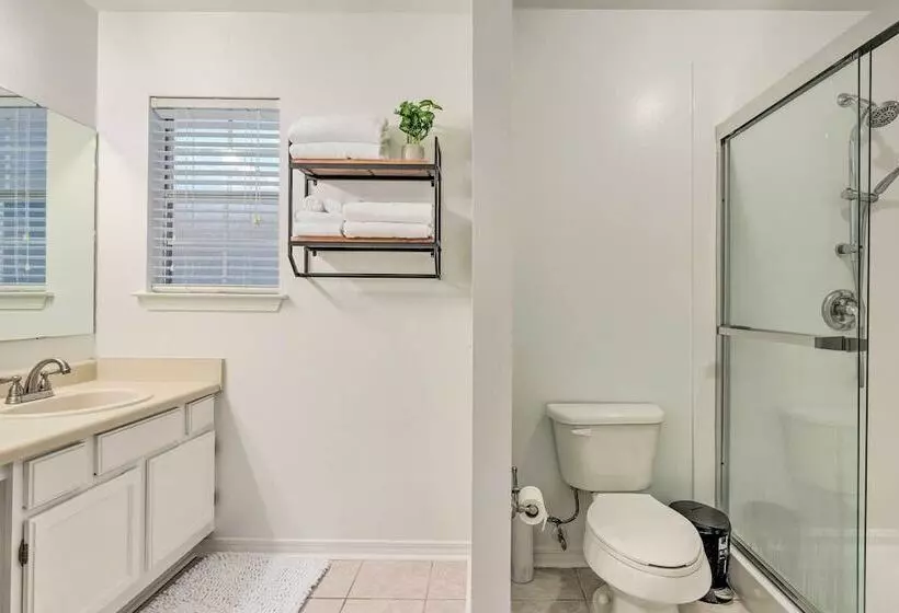 Single Story Home W/ Patio, 5 Mi To Beach!