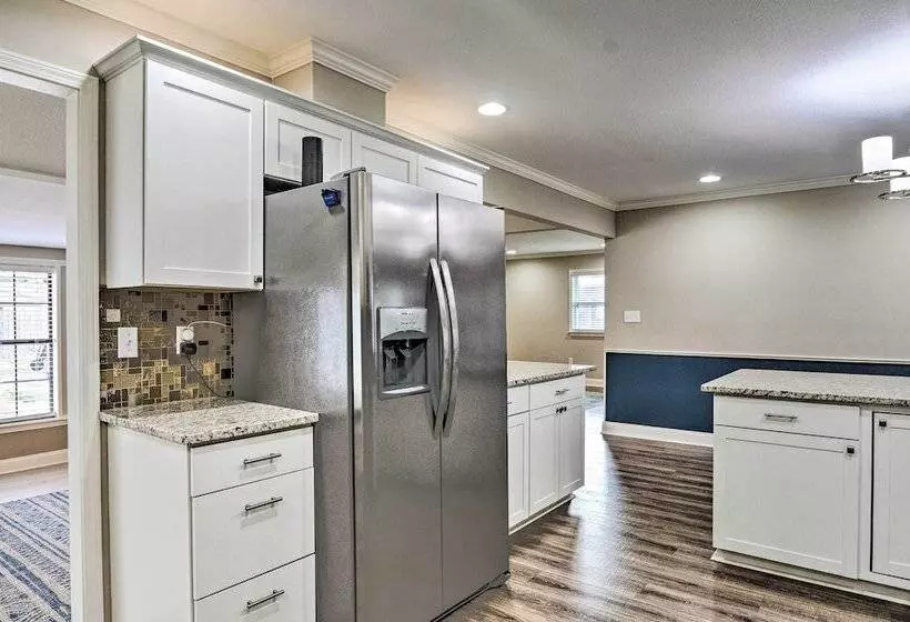 Spacious Fort Walton Beach Home ~ 2 Mi To Beach!