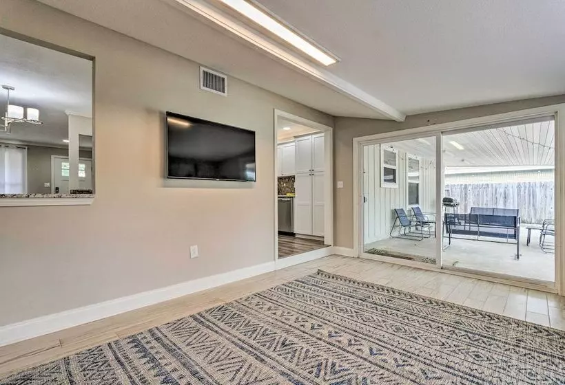 Spacious Fort Walton Beach Home ~ 2 Mi To Beach!