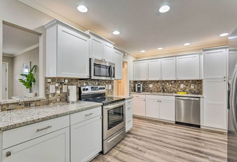 Spacious Fort Walton Beach Home ~ 2 Mi To Beach!