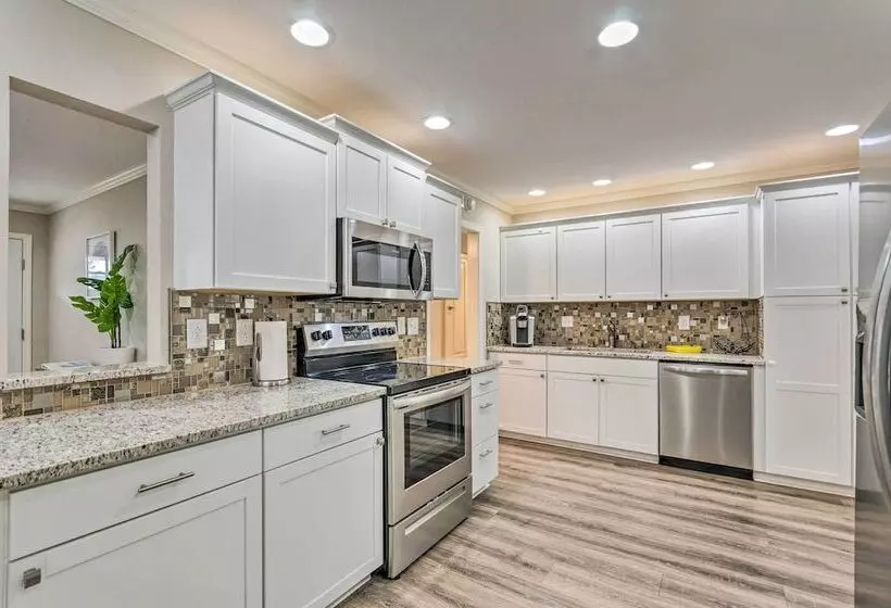 Spacious Fort Walton Beach Home ~ 2 Mi To Beach!