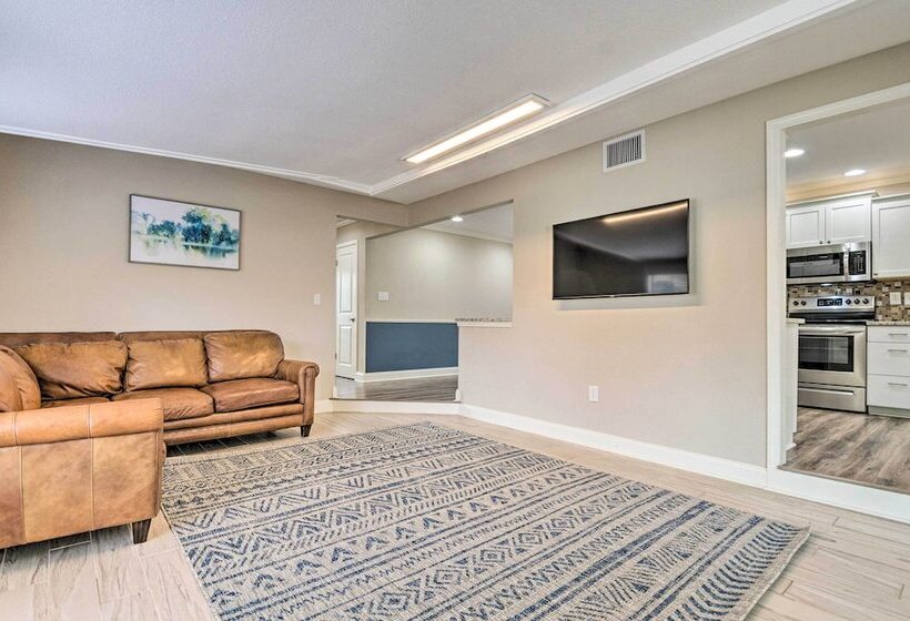 Spacious Fort Walton Beach Home ~ 2 Mi To Beach!