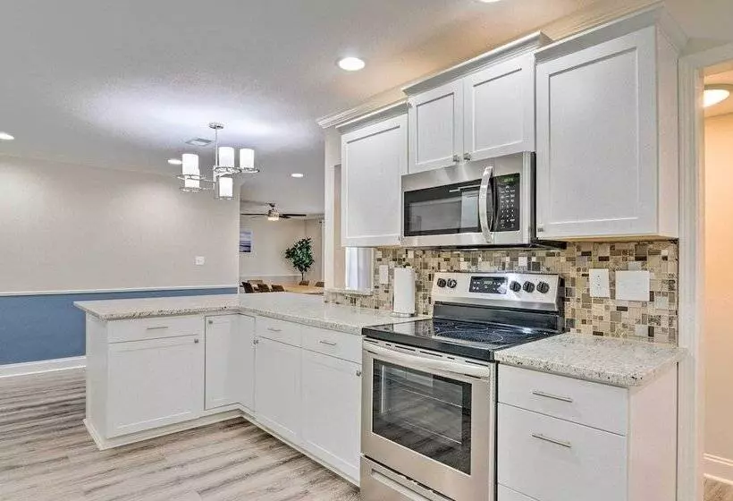 Spacious Fort Walton Beach Home ~ 2 Mi To Beach!