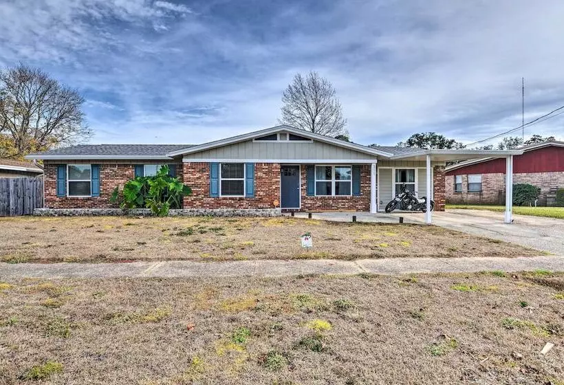 Spacious Fort Walton Beach Home ~ 2 Mi To Beach!