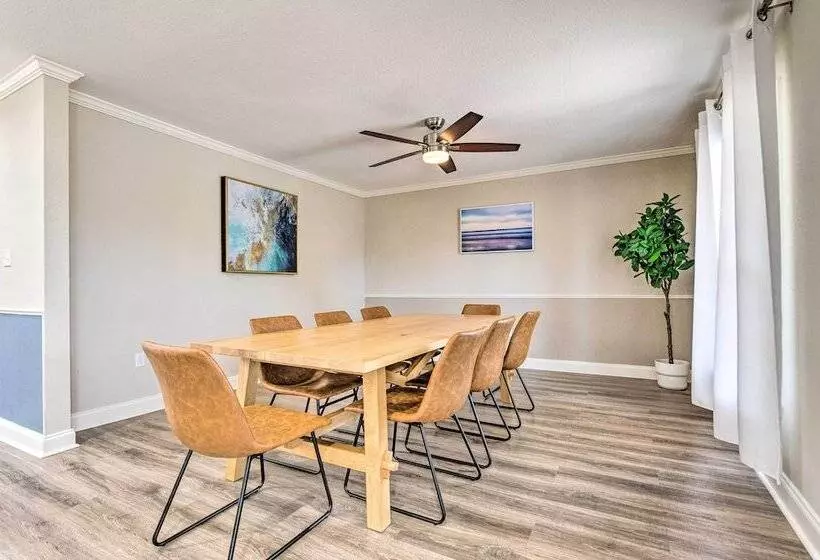 Spacious Fort Walton Beach Home ~ 2 Mi To Beach!