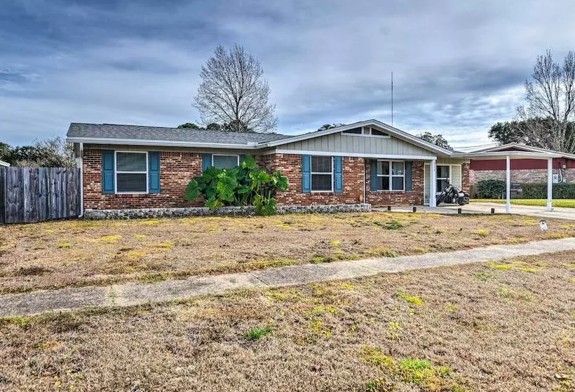 Spacious Fort Walton Beach Home ~ 2 Mi To Beach!