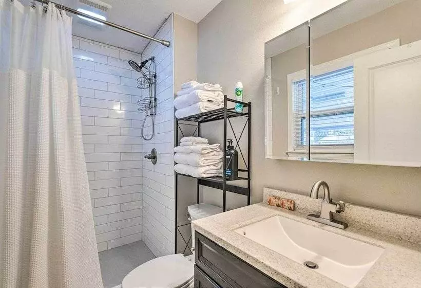 Spacious Fort Walton Beach Home ~ 2 Mi To Beach!