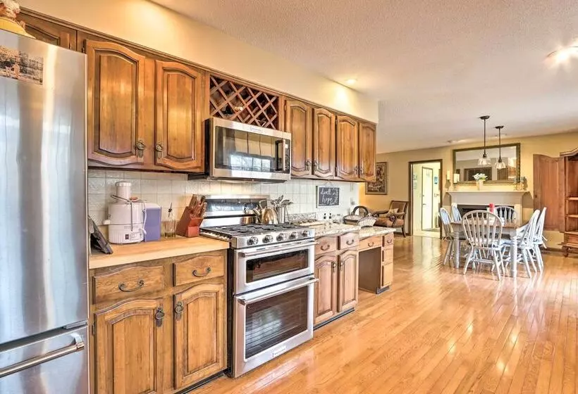 Spacious Home W/ Pond ~ 13 Mi To Columbia!