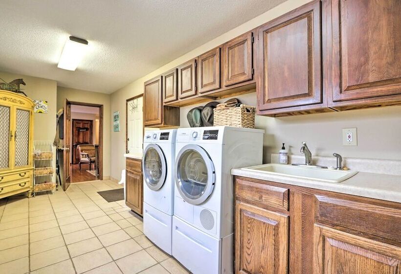 Spacious Home W/ Pond ~ 13 Mi To Columbia!