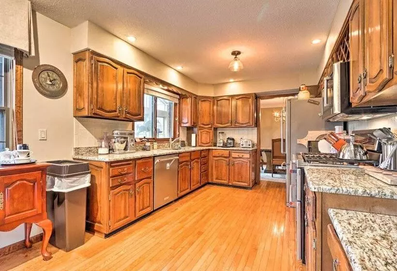 Spacious Home W/ Pond ~ 13 Mi To Columbia!