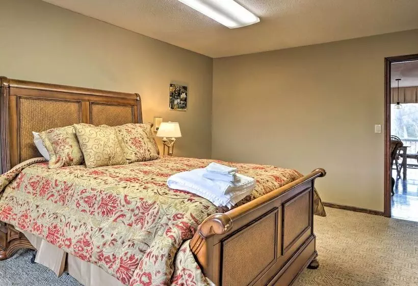 Spacious Home W/ Pond ~ 13 Mi To Columbia!