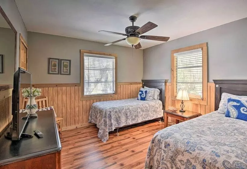 St Johns River Canal Home W/ Grill!