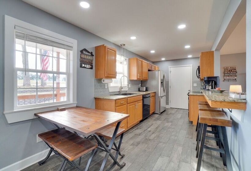 Table Rock Lake Home Fire Pit & Lake Views!