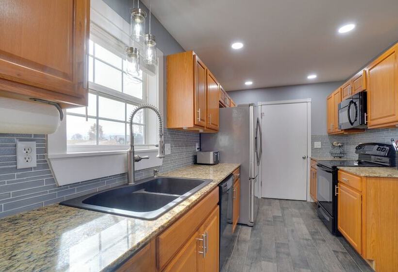 Table Rock Lake Home Fire Pit & Lake Views!