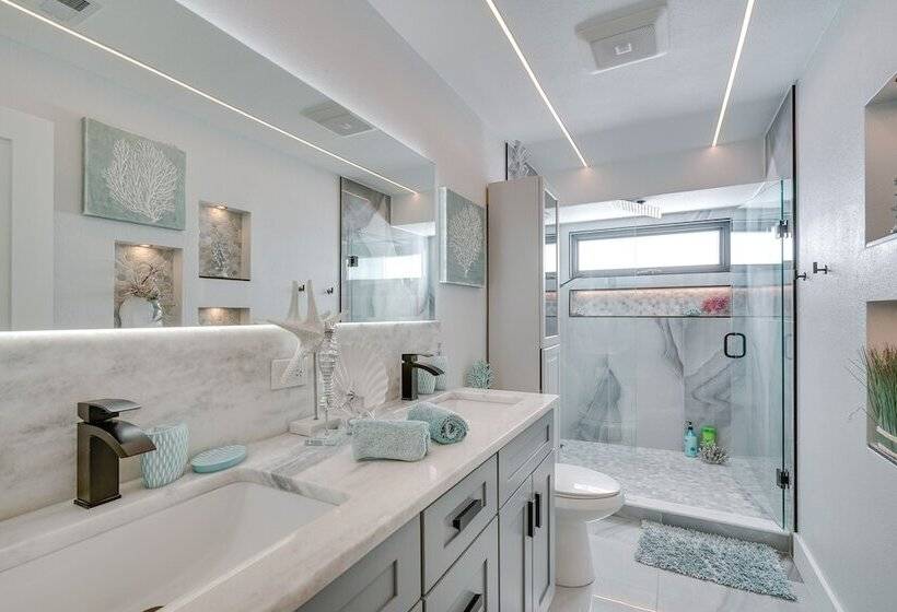 Private Pool: Modern Canalfront Home In Cape Coral