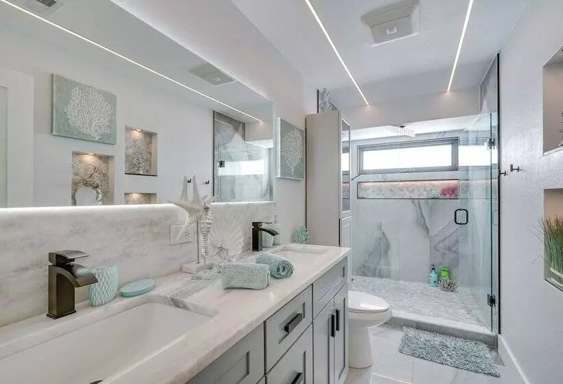 Private Pool: Modern Canalfront Home In Cape Coral