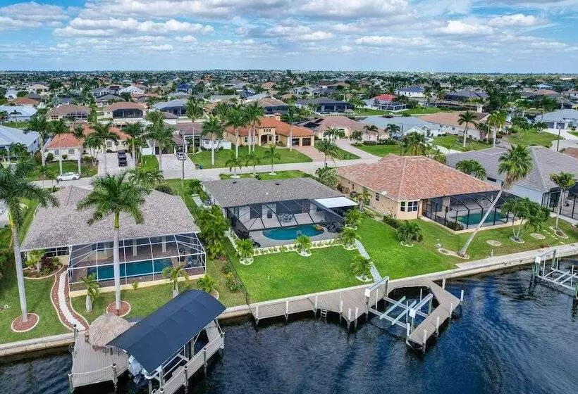Private Pool: Modern Canalfront Home In Cape Coral