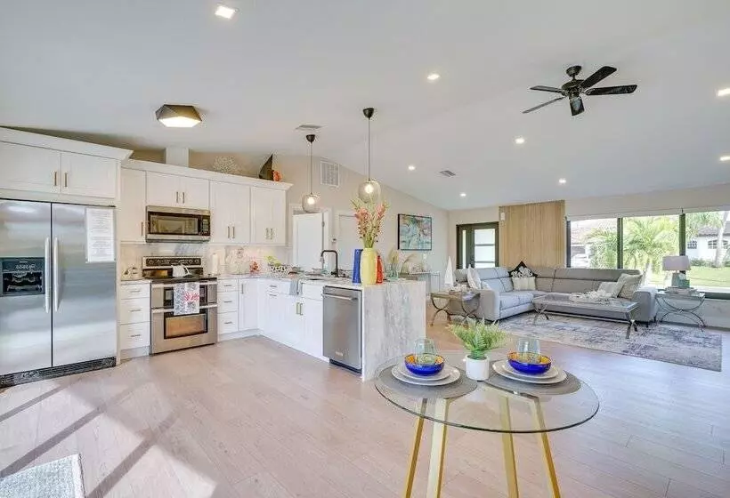 Private Pool: Modern Canalfront Home In Cape Coral