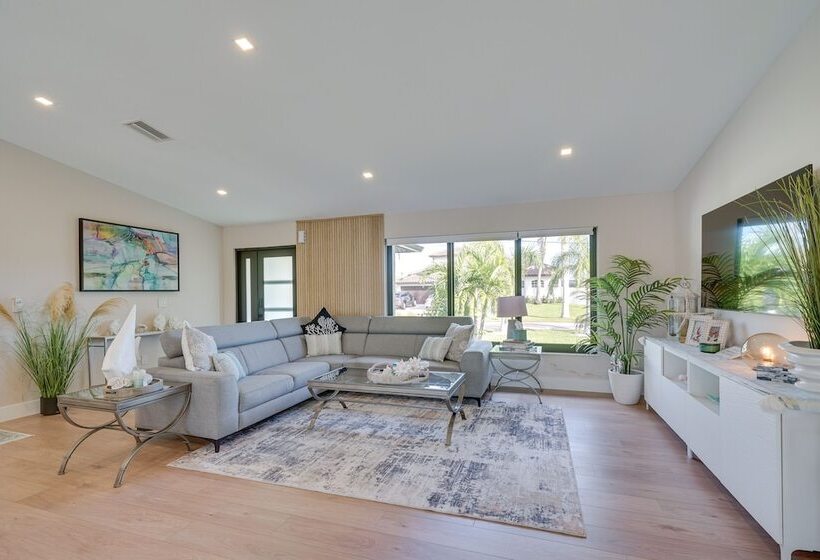 Private Pool: Modern Canalfront Home In Cape Coral