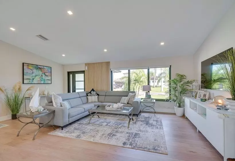 Private Pool: Modern Canalfront Home In Cape Coral